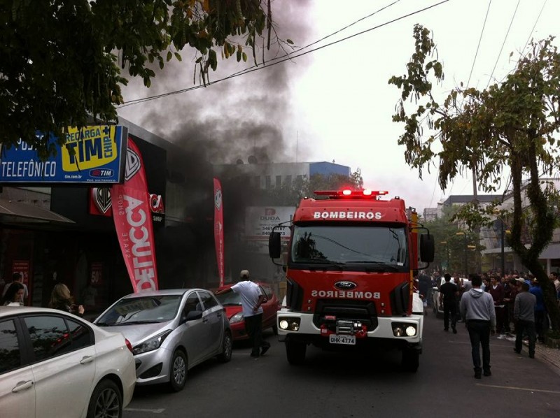 VÍDEO: Incêndio em garagem interdita a Getúlio Vargas