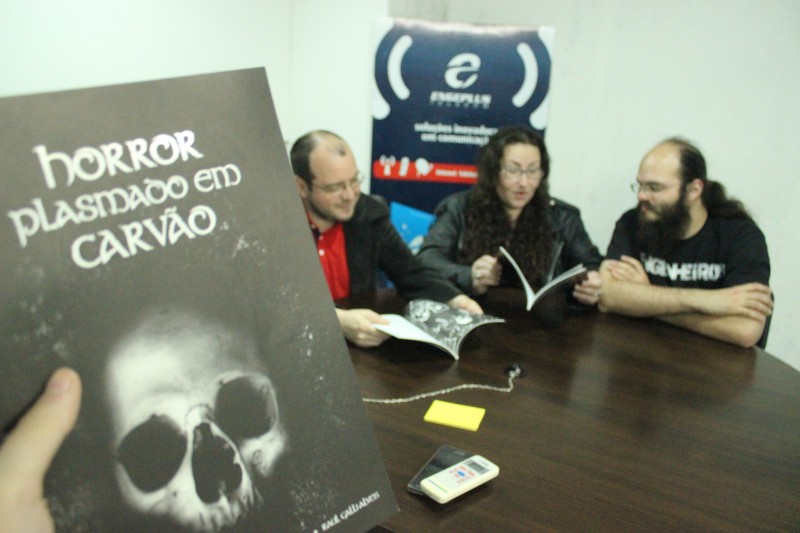 Amigos lançam livro de contos de terror