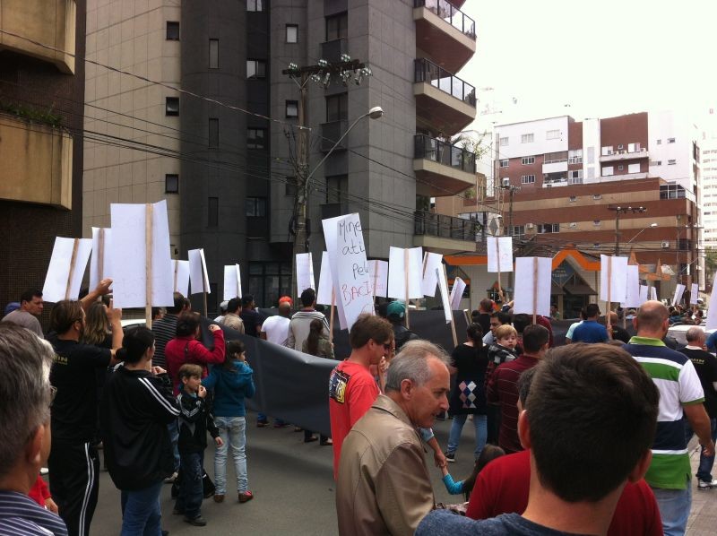 VÍDEO: Ex-operários da Carbonífera Criciúma protestam
