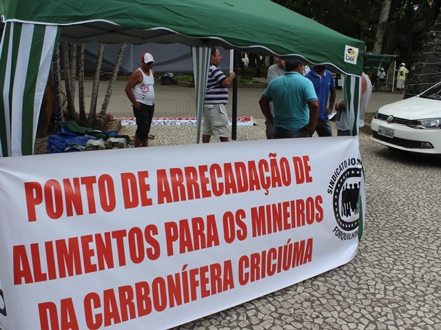 Sem perspectiva, mineiros pedem auxílio a comunidade