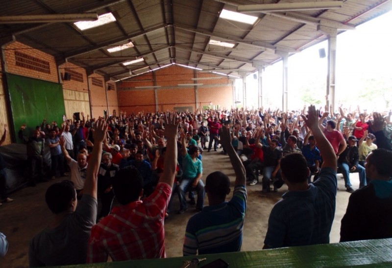Funcionários realizam assembleia para definir greve