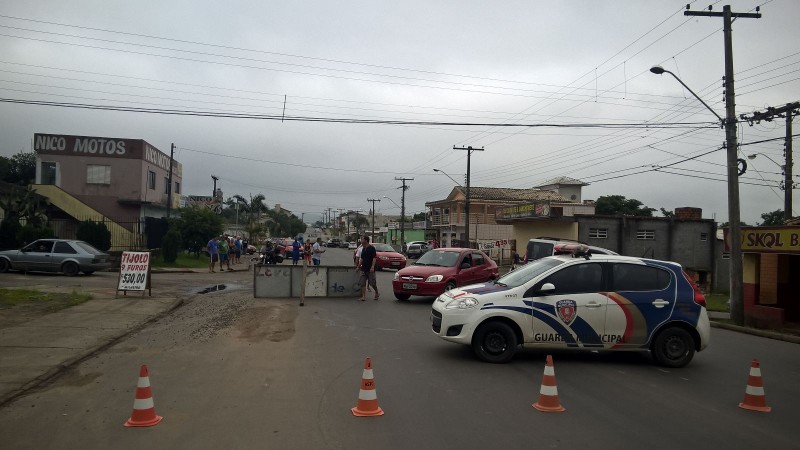 VÍDEO: Barricada fecha Av. Assembleia de Deus