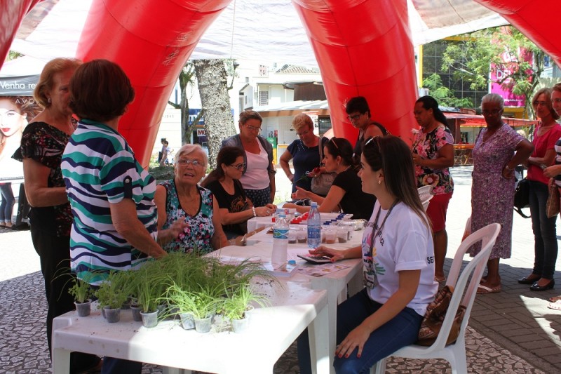 Programação alusiva é realizada na Praça 