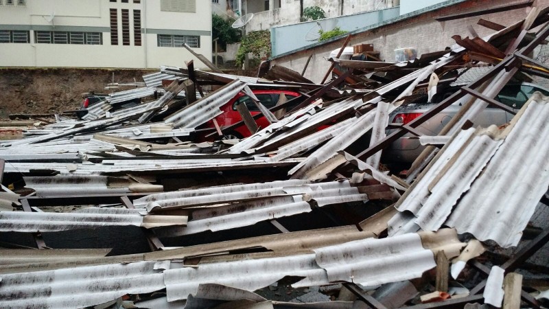  Deslizamento de terra provoca queda de Garagem