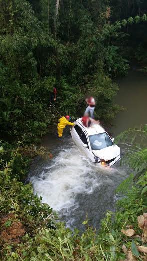 Motorista perde controle da direção e cai de ponte