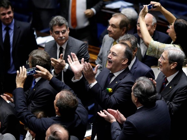 Processo de impeachment é aberto; Dilma é afastada