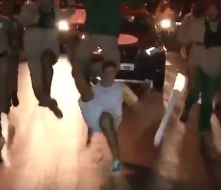 VÍDEO: Condutor chama atenção ao cair durante revezamento da tocha