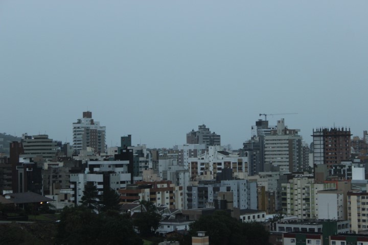 Chuva continua até amanhã; a partir de sábado tempo esfria