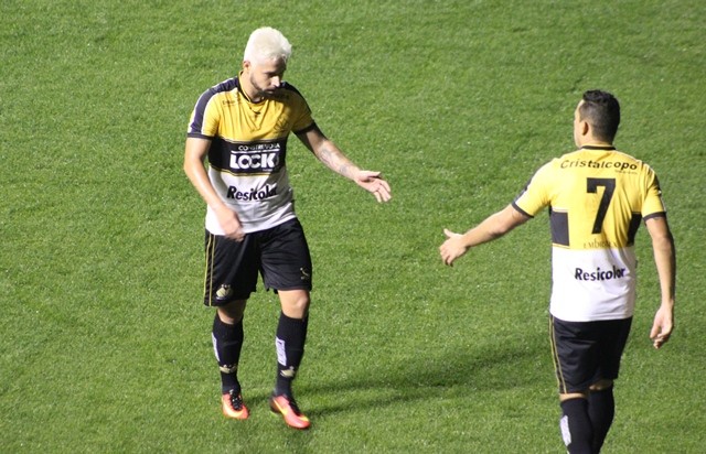 Criciúma dispensa Elvis e Lucas Taylor 