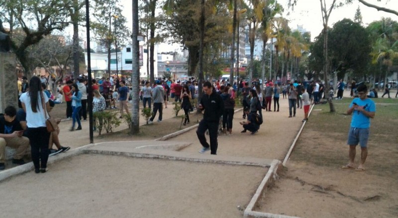 Domingo ensolarado de caça aos pokémons na Praça do Congresso