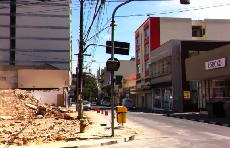 VÍDEO: Dois velhos sobradinhos a menos no Centro da cidade