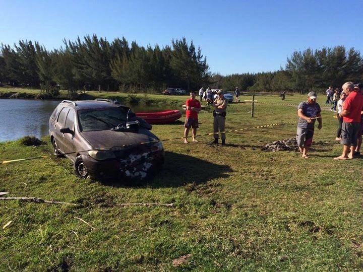 Veículo é encontrado com motorista submerso em açude