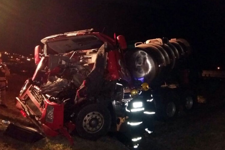 Caminhão tomba e bloqueia meia pista na BR-101