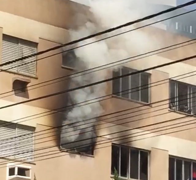 Incêndio é regisrado no interior de apartamento