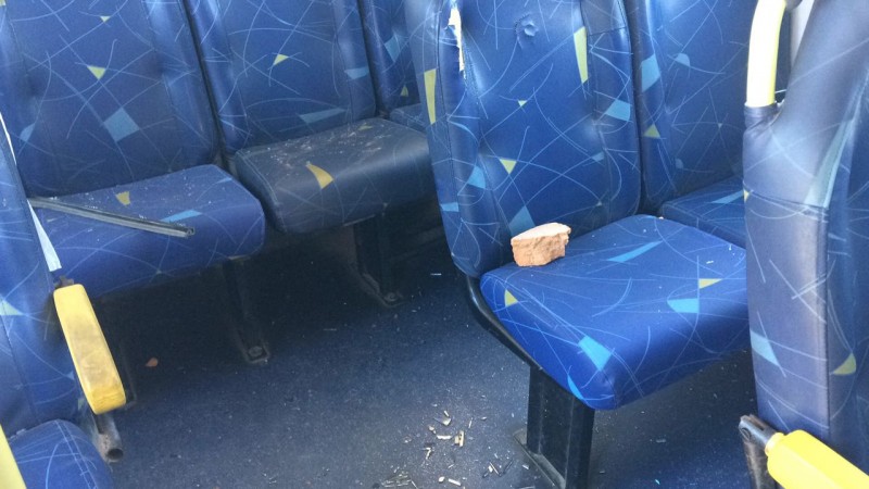 Içarense é alvo de vandalismo e passageira sofre ferimento 