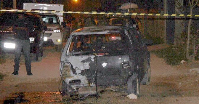 Atualizada / Carro é incendiado com dois corpos dentro 