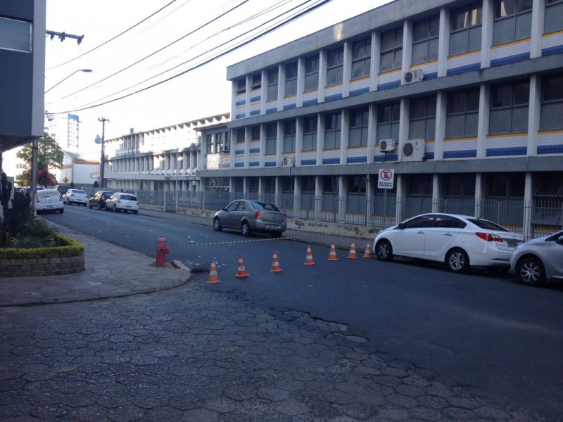Rua interditada em frente ao Colegião