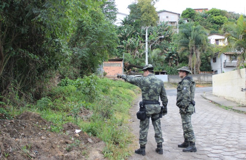 VÍDEO: PM Ambiental orienta moradores sobre presença de macaco