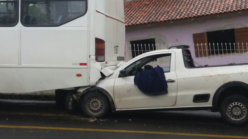 Acidente envolve carro e ônibus na João Pessoa