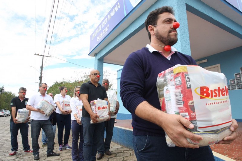 Panelaço e distribuição de cestas básicas na Casa de Saúde do Rio Maina 