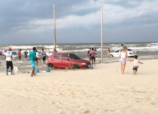 Vendaval, chuva forte e ondas causam pânico na região