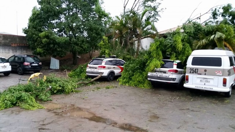 Batalhão de Polícia Militar é violentamente atingido pelo forte vento 