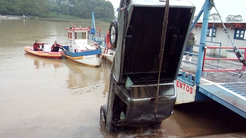 Veículo é retirado do Rio Araranguá após cair de balsa