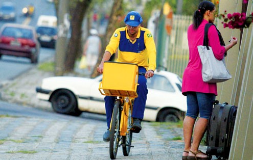 Com serviço limitado, carteiros dividem bicicletas e outros veículos