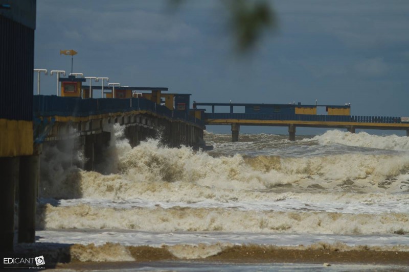 VÍDEO: Vento sul intenso provoca fortes ondas no litoral 
