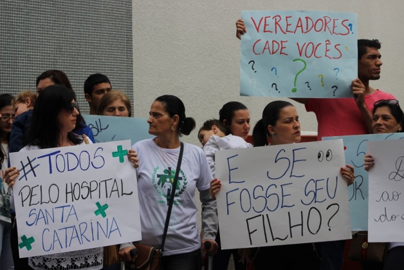 Funcionários realizam manifestação em prol do Hospital Santa Catarina