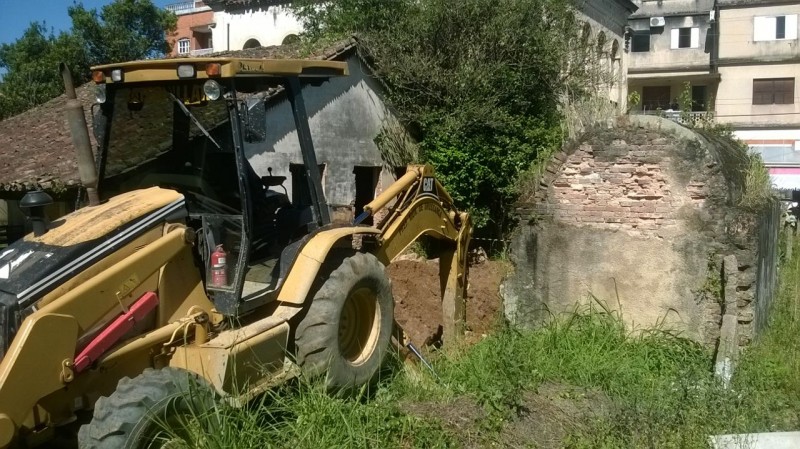 Trabalhador não resiste a ferimentos após acidente com retroescavadeira 