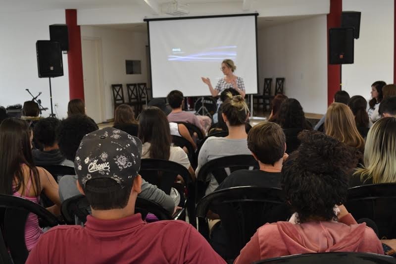 Jovens aprendizes recebem dicas de empreendedorismo