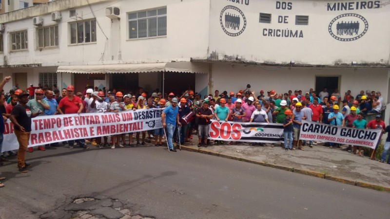 VÍDEO: Mineiros realizam protesto pelas ruas de Criciúma