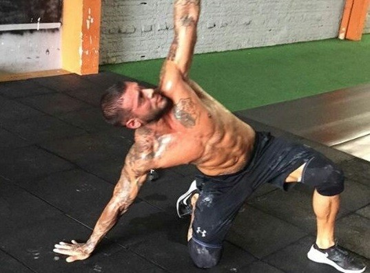 Antes de apresentação, Lucas Lucco treina CrossFit em Criciúma 