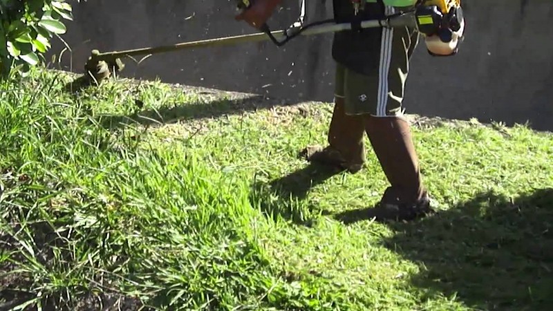 Morador fica em estado grave após sofrer choque elétrico cortando grama 