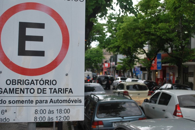 Entidades lojistas reivindicam volta do estacionamento rotativo