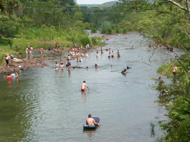 A praia deles é na vizinhança da barragem