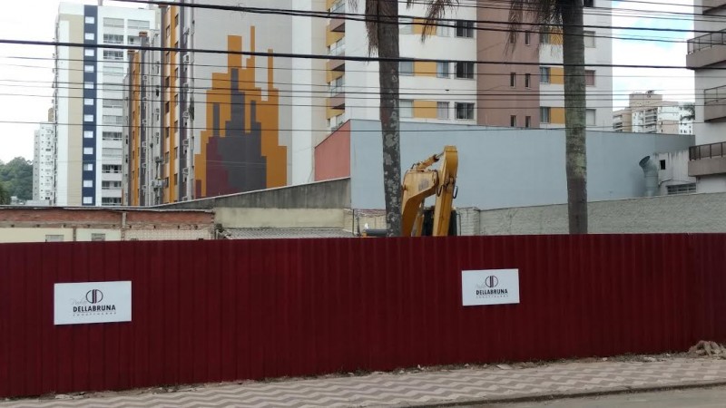 Demolida a residência do patriarca Diomício Freitas