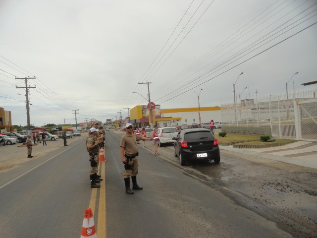 Voluntários realizam blitz de conscientização na SC-445