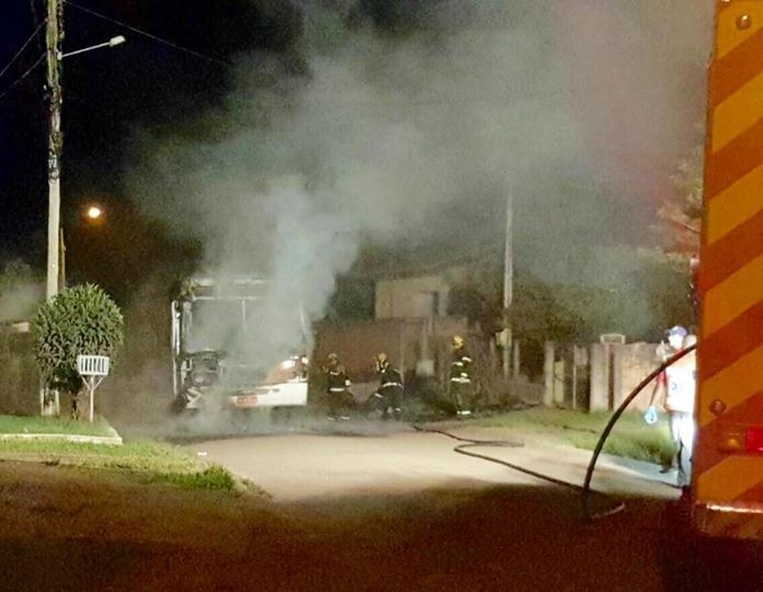 Ônibus é incendiado em Criciúma