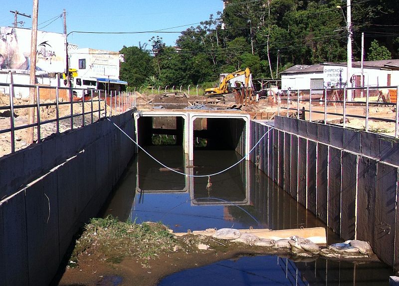 Canal auxiliar cruza a Rua Araranguá