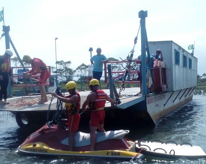 Balsa encalha no Rio Araranguá