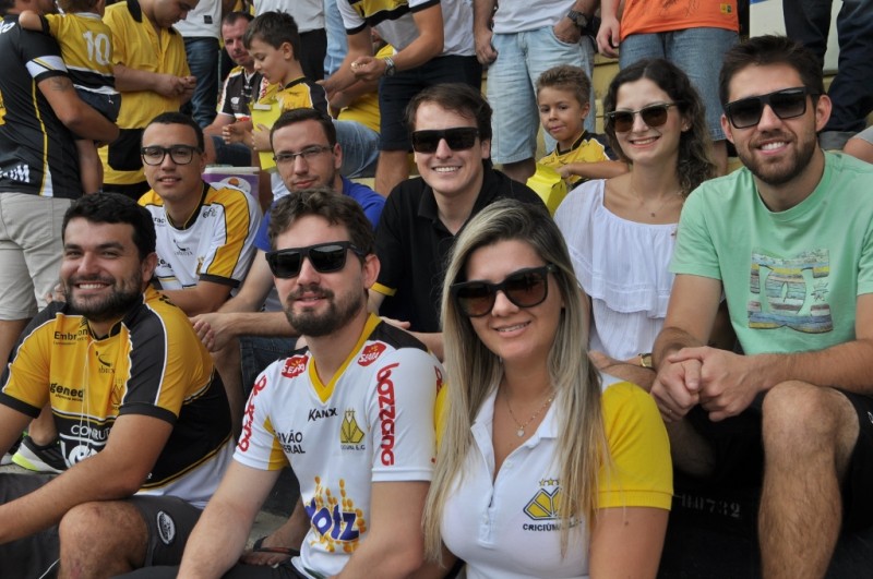 Torcedores atrasam o almoço de domingo para ver o Tigre em campo