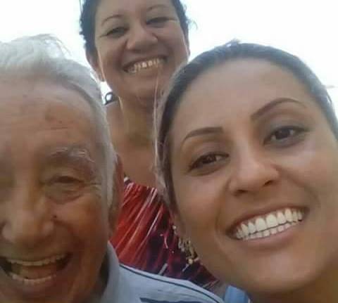 Atrás dos sorrisos, a lembrança de uma tragédia histórica