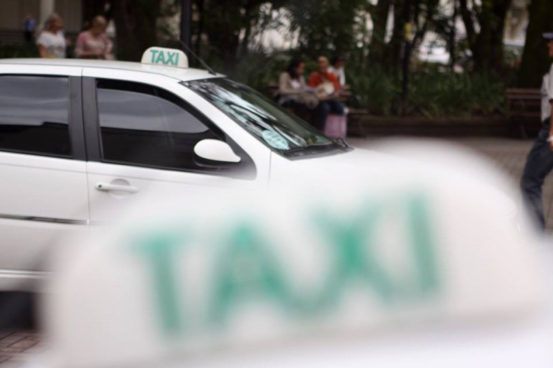 Taxista projeta Uber no tráfico e com dificuldades