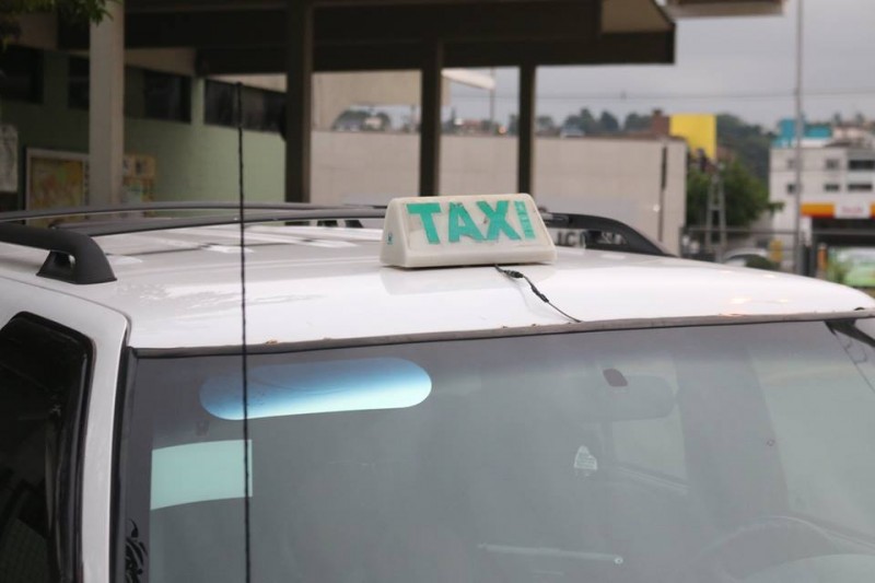 Uber se defende da acusação de taxistas