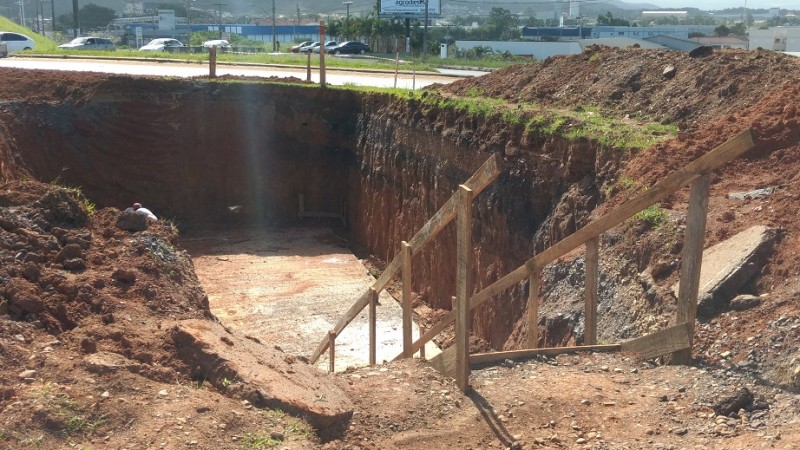 Buraco vai tomando jeito de túnel na SC-445