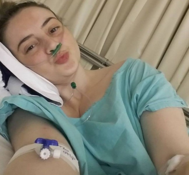 Vaquinha virtual visa melhorar qualidade de vida de jovem com doença rara