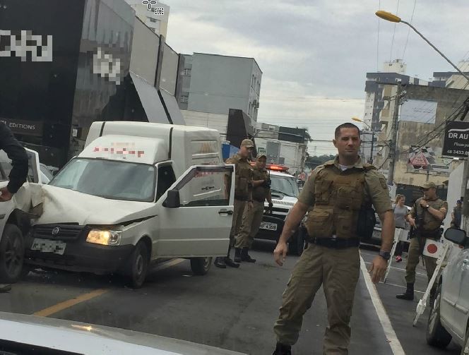 Criminoso furta carro, foge da PM e causa acidente