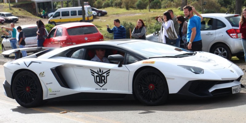Rally de luxo: automóveis luxuosos descem a Serra do Rio do Rastro 